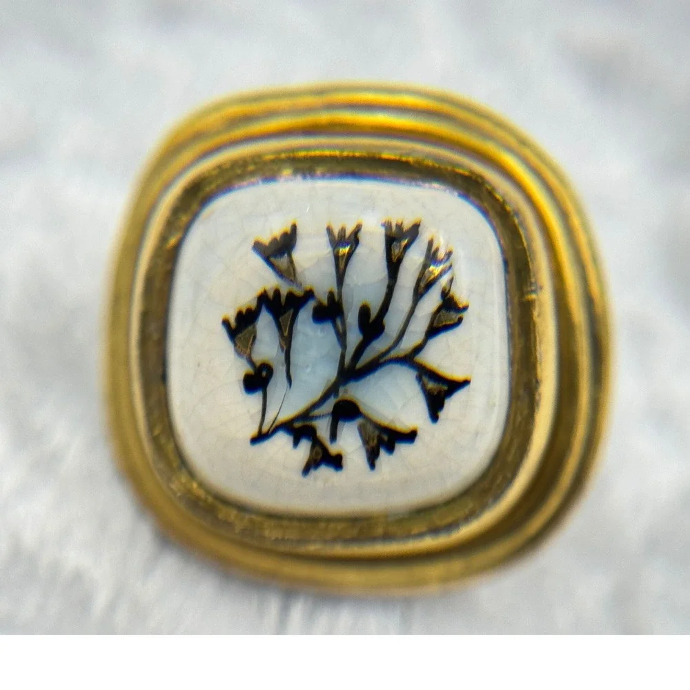 Vintage 1960s–70s White Enamel Floral Screw-Back‎ Earrings Gold Tone